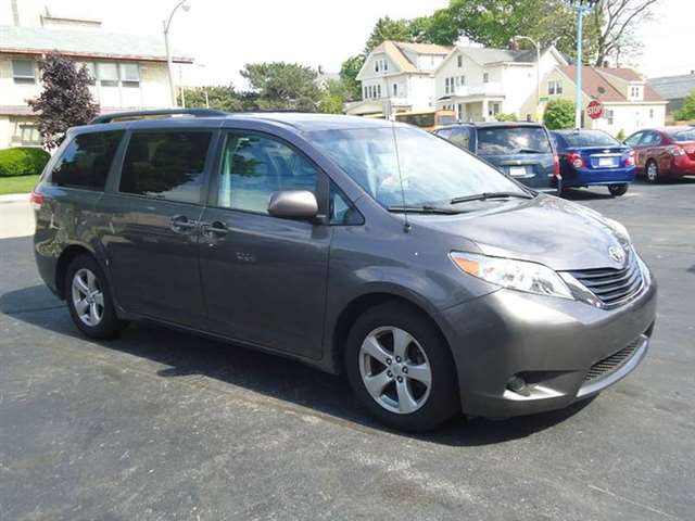 2011 Toyota Sienna LE 8-Passenger 4dr Mini-Van V6
